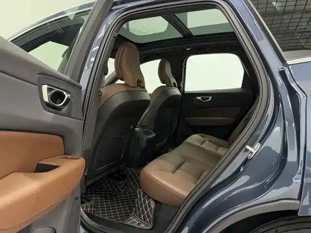 2025 Volvo XC60 B5 AWD Inscription Luxury Edition — миниатюра 12