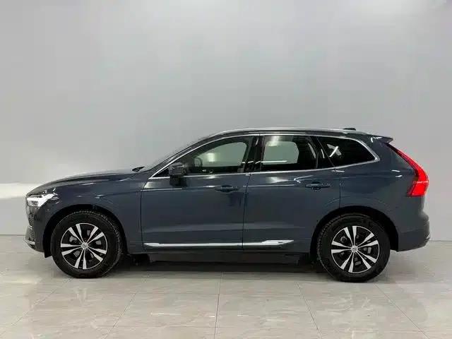 2025 Volvo XC60 B5 AWD Inscription Luxury Edition — миниатюра 4