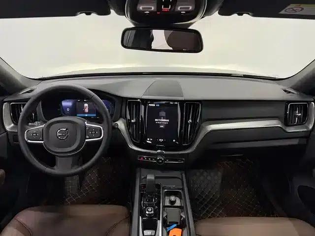 2025 Volvo XC60 B5 AWD Inscription Luxury Edition — миниатюра 9