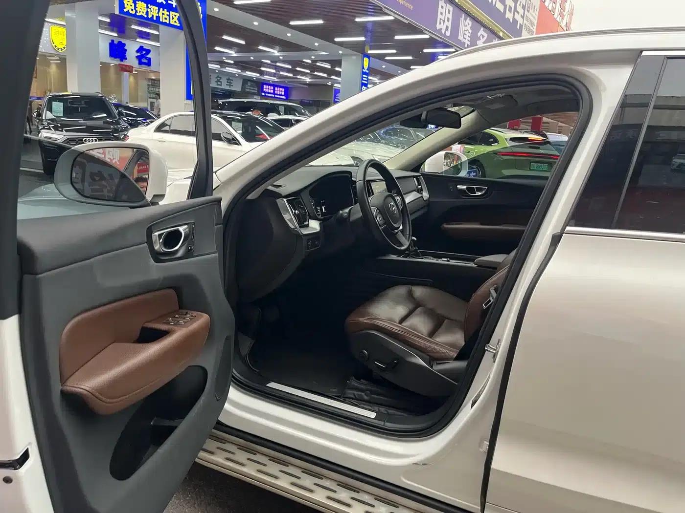 2020 Volvo XC60 T5 AWD Inscription Luxury Edition — миниатюра 4