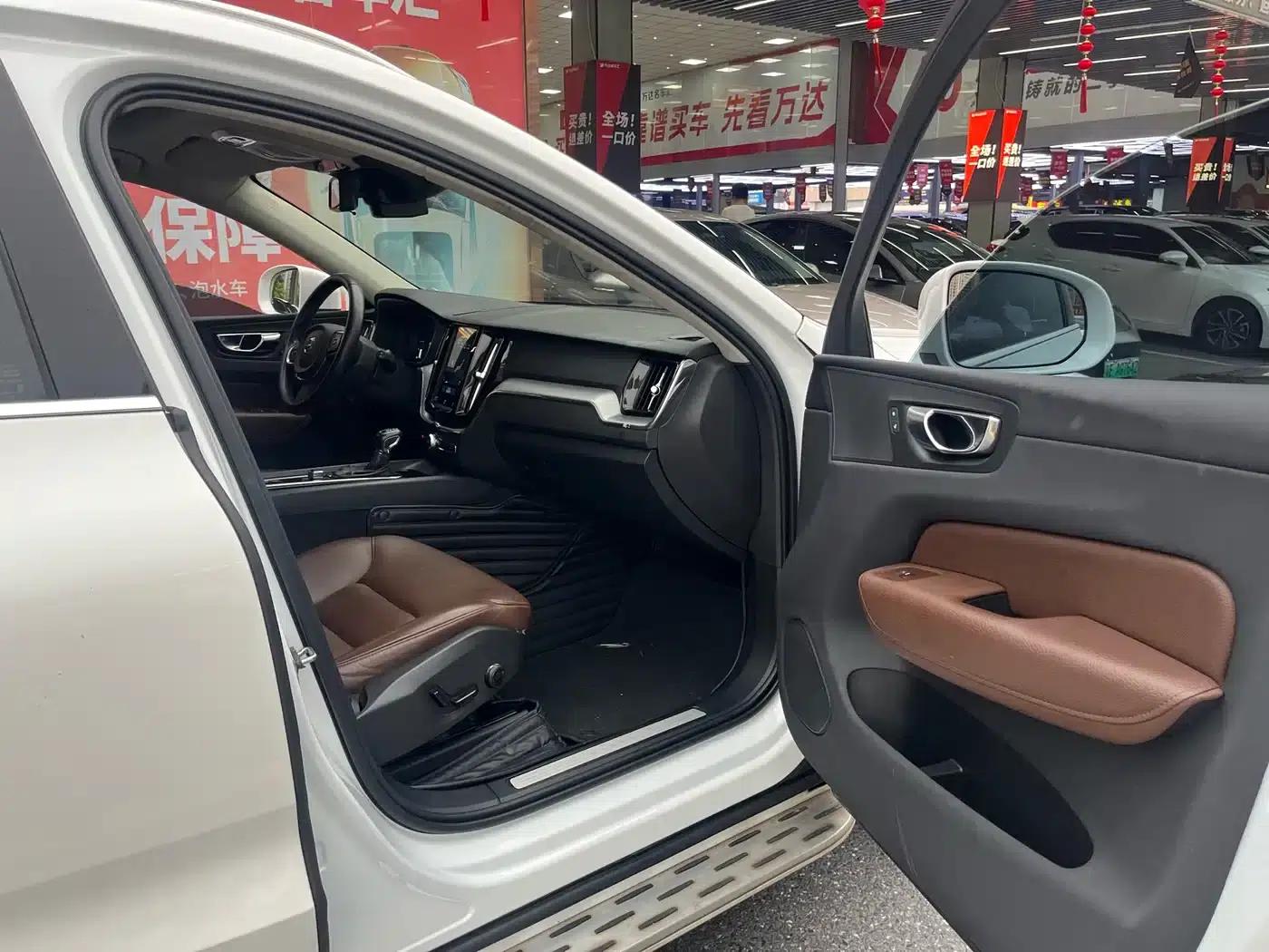 2020 Volvo XC60 T5 AWD Inscription Luxury Edition — миниатюра 7