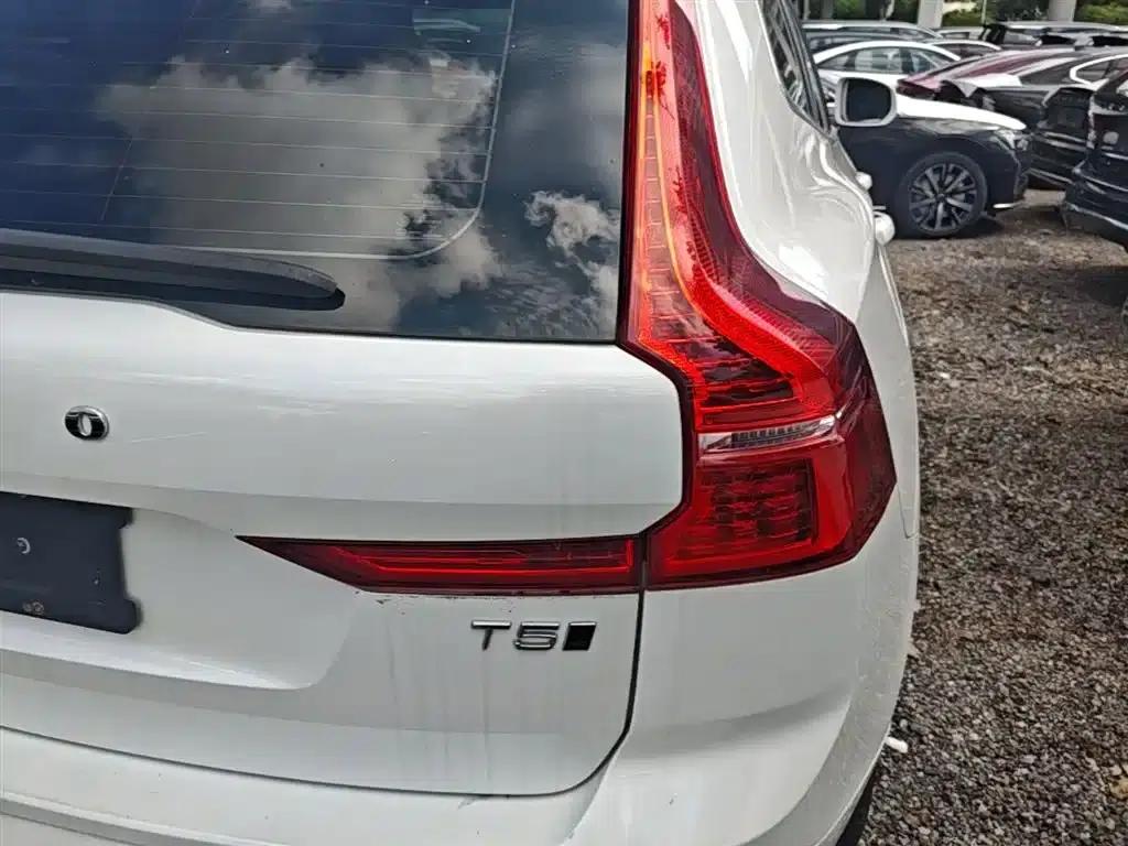 2021 Volvo XC60 T5 AWD Inscription Luxury Edition — миниатюра 8