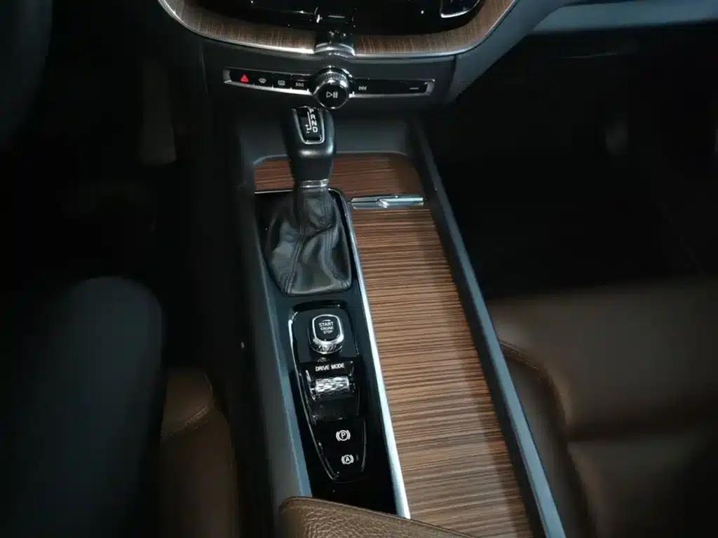 2021 Volvo XC60 T5 AWD Inscription Luxury Edition — миниатюра 14