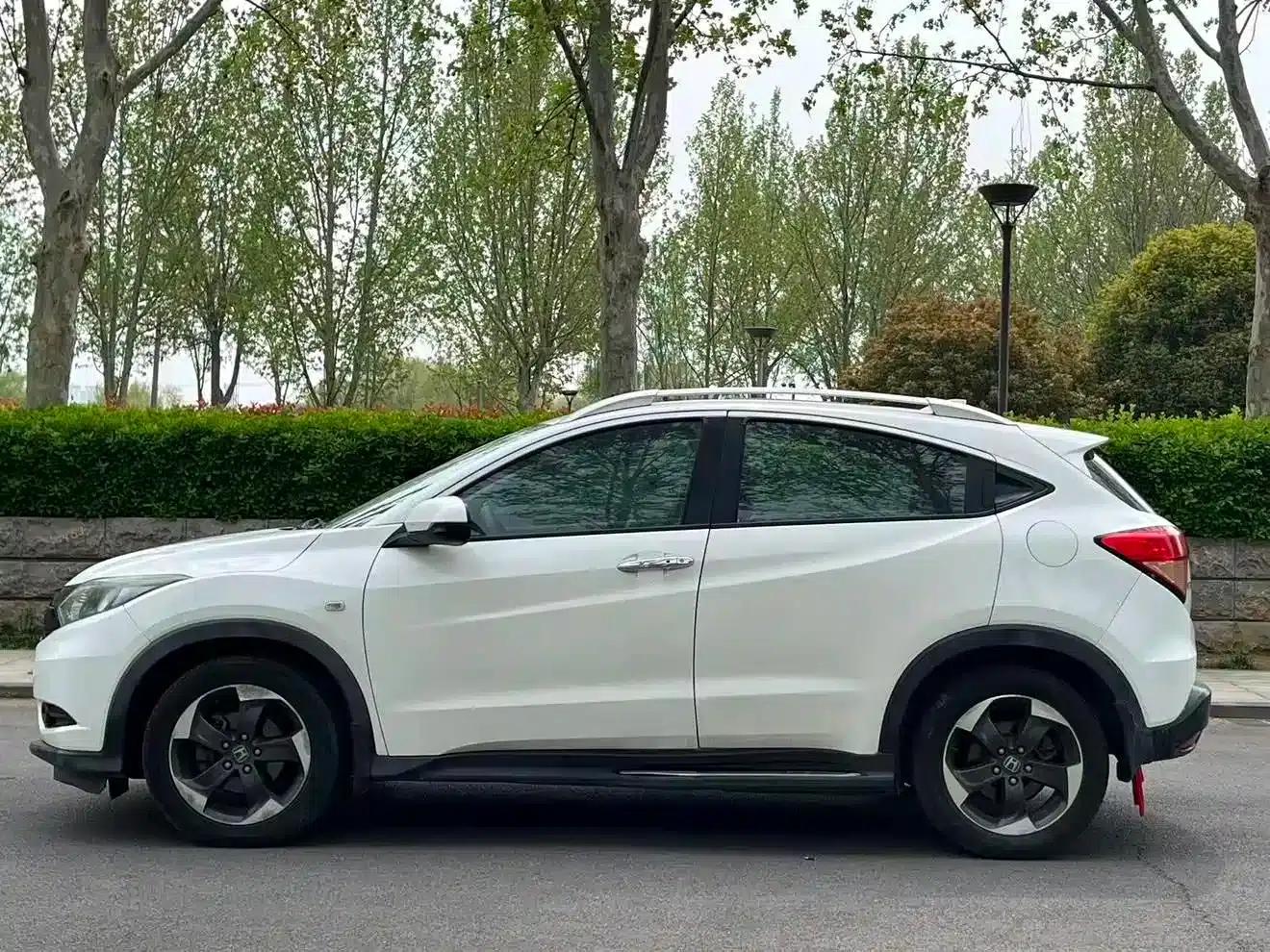 Vezel 2016 1.8L CVT 2WD Pioneer Edition — миниатюра 4