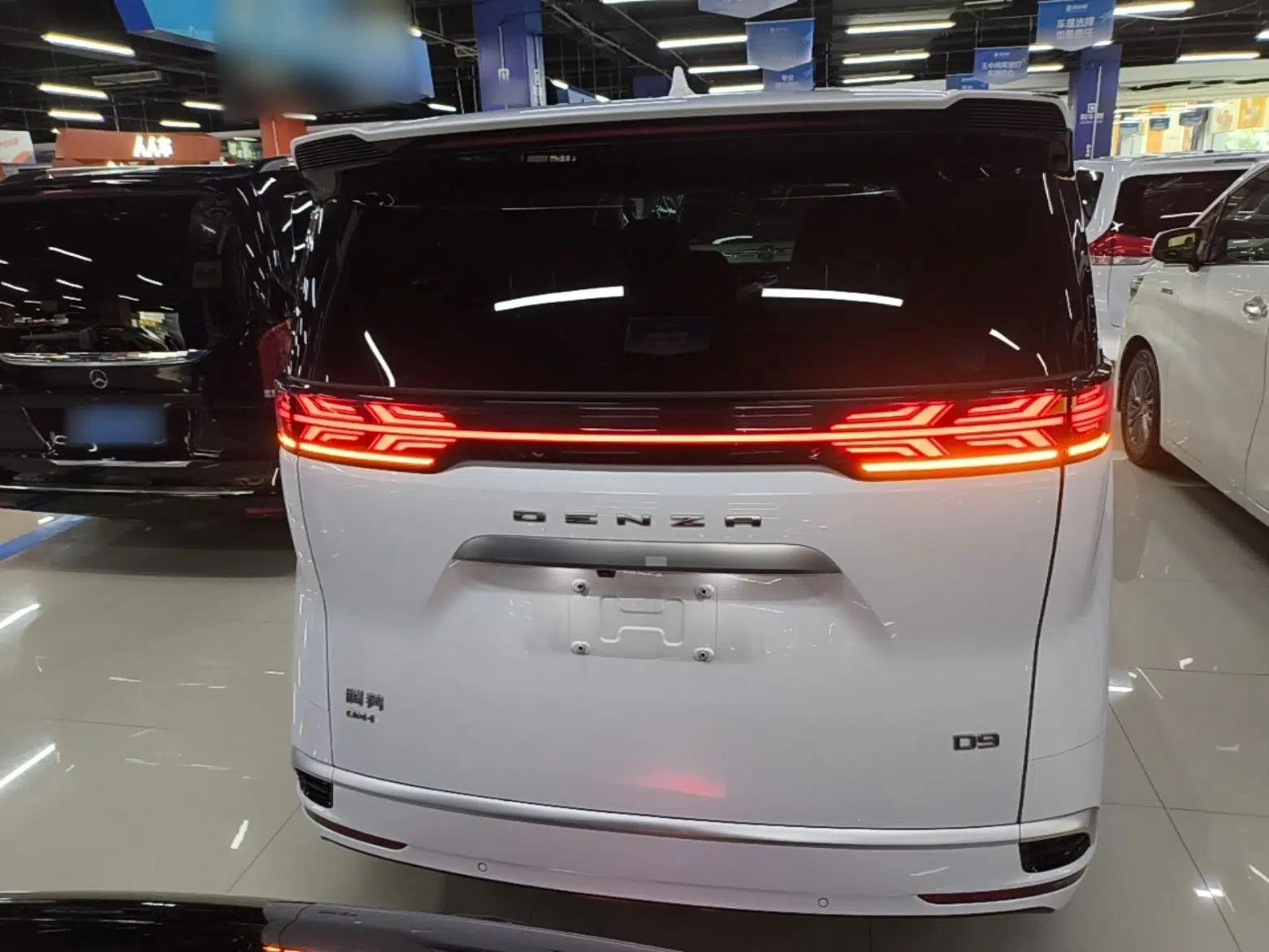 Used Denza D9 2022 DM-i 1040 Prestige Model — миниатюра 5