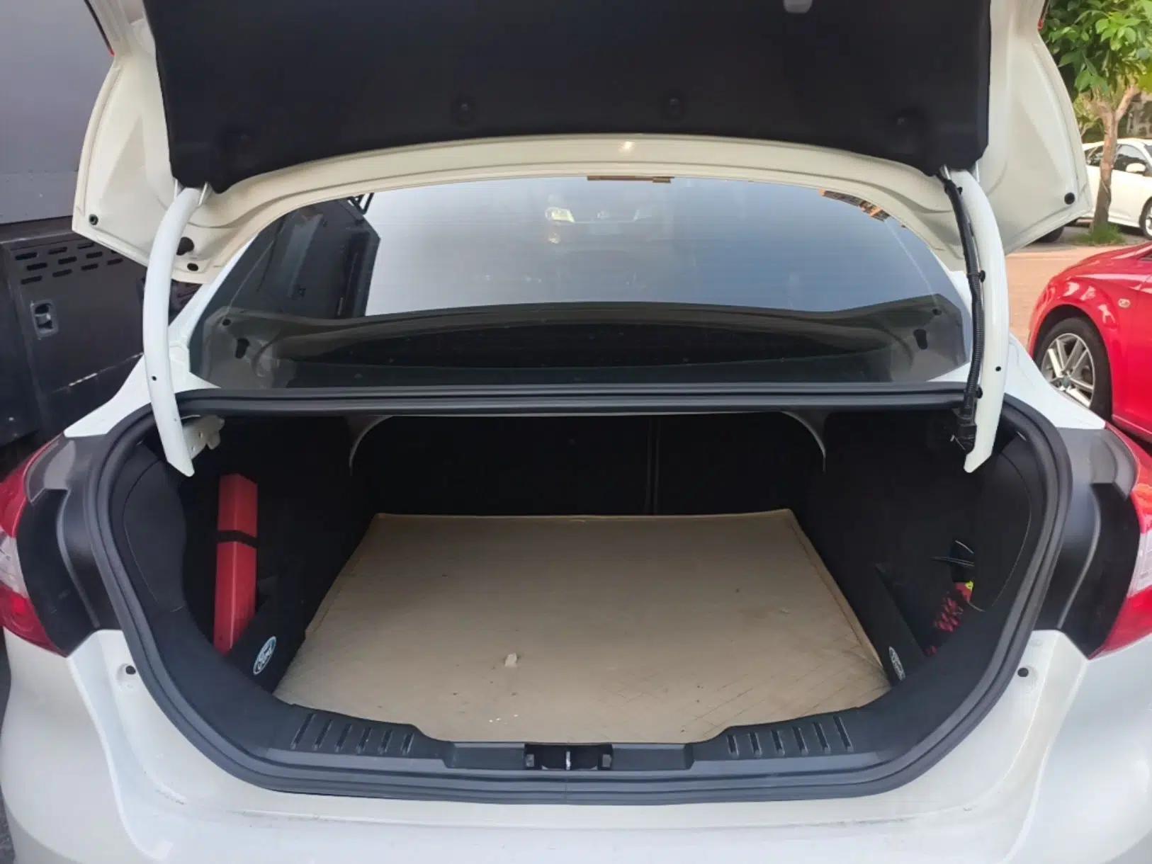 Used Ford Focus 2012 Sedan 1.6L Automatic Fashion Edition — миниатюра 22