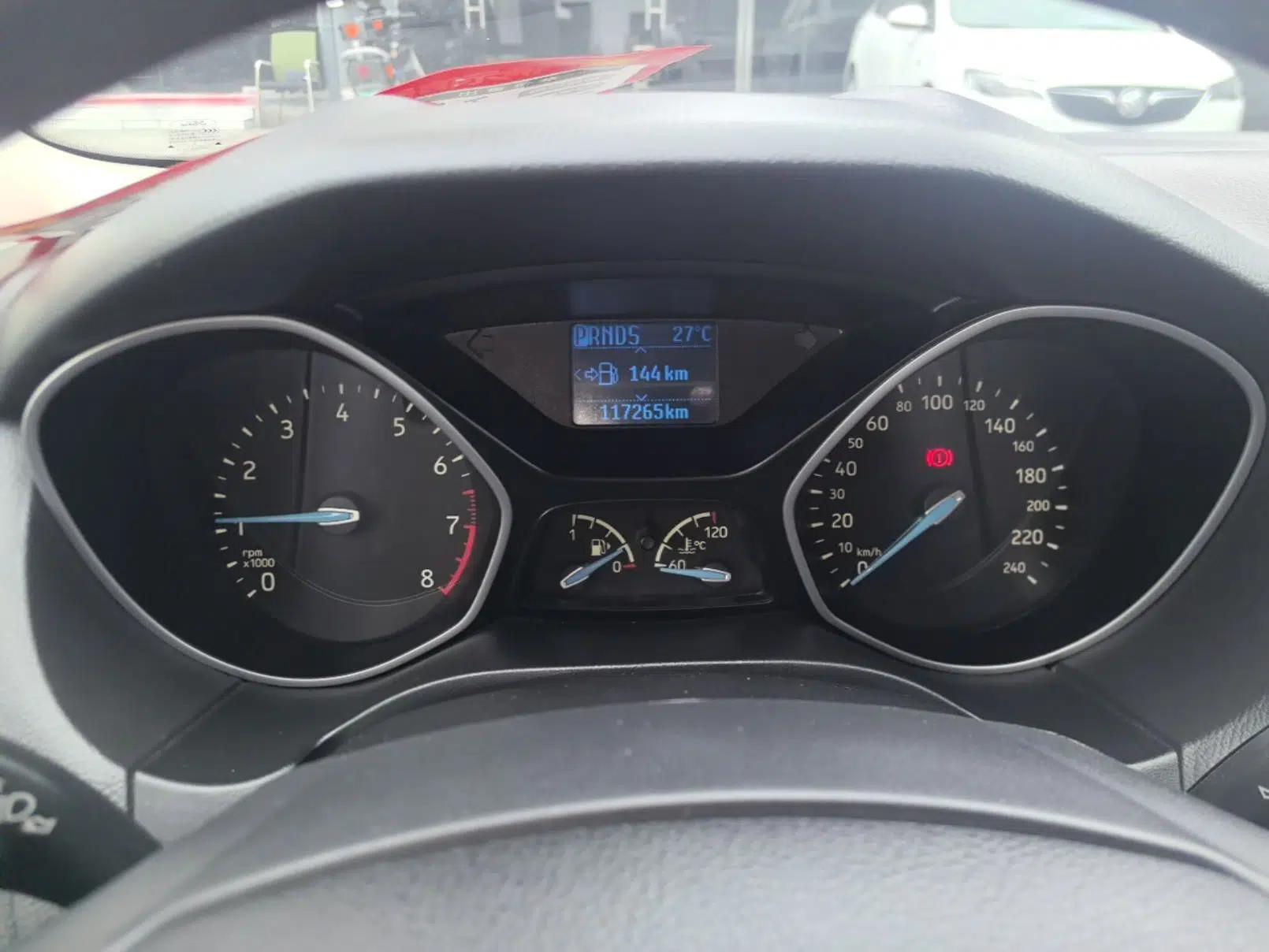 Used Ford Focus 2015 Hatchback 1.6L Automatic Comfort Model — миниатюра 14