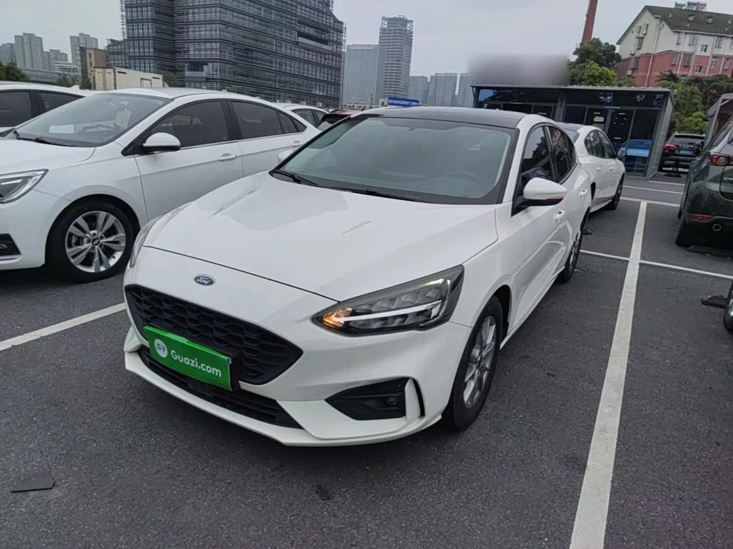Used Ford Focus 2021 Hatchback EcoBoost 180 Automatic Titanium Edition — миниатюра 1
