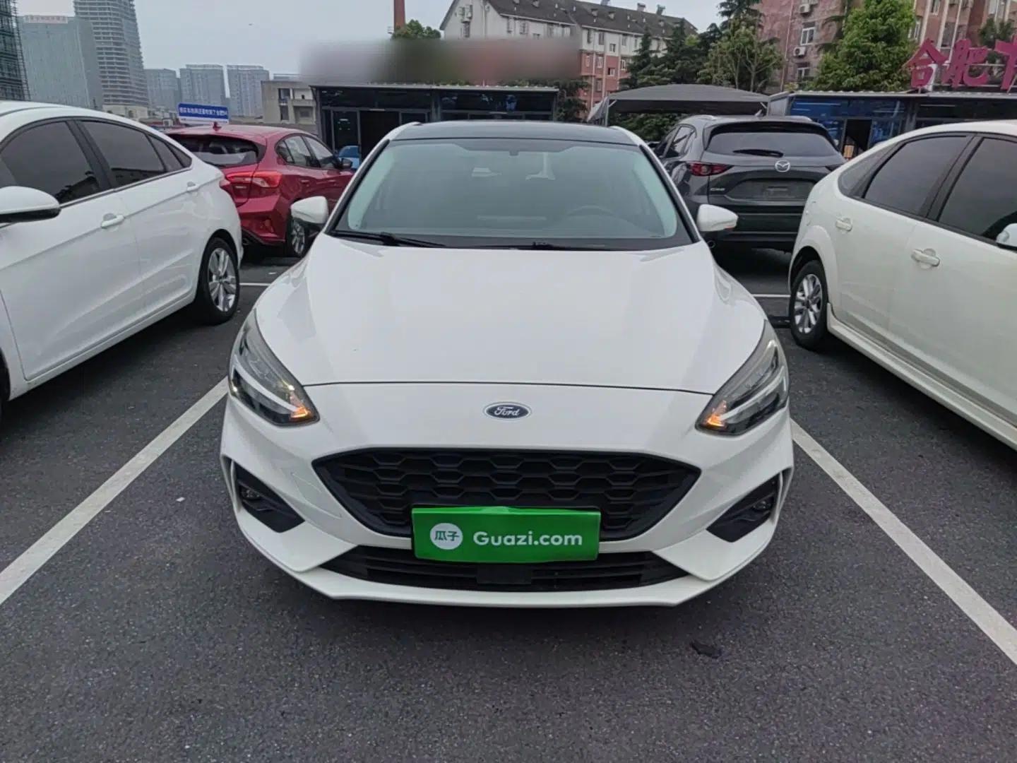 Used Ford Focus 2021 Hatchback EcoBoost 180 Automatic Titanium Edition — миниатюра 2