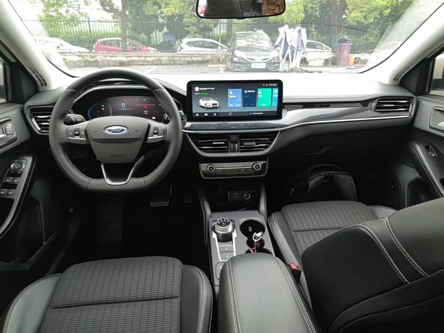 Used Ford Focus 2021 Hatchback EcoBoost 180 Automatic Titanium Edition — миниатюра 12