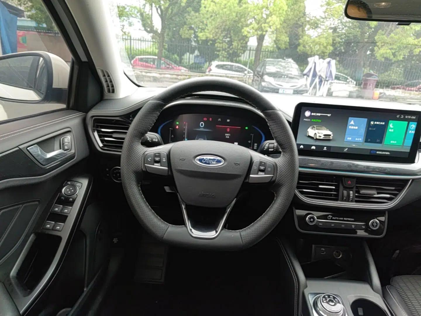 Used Ford Focus 2021 Hatchback EcoBoost 180 Automatic Titanium Edition — миниатюра 13