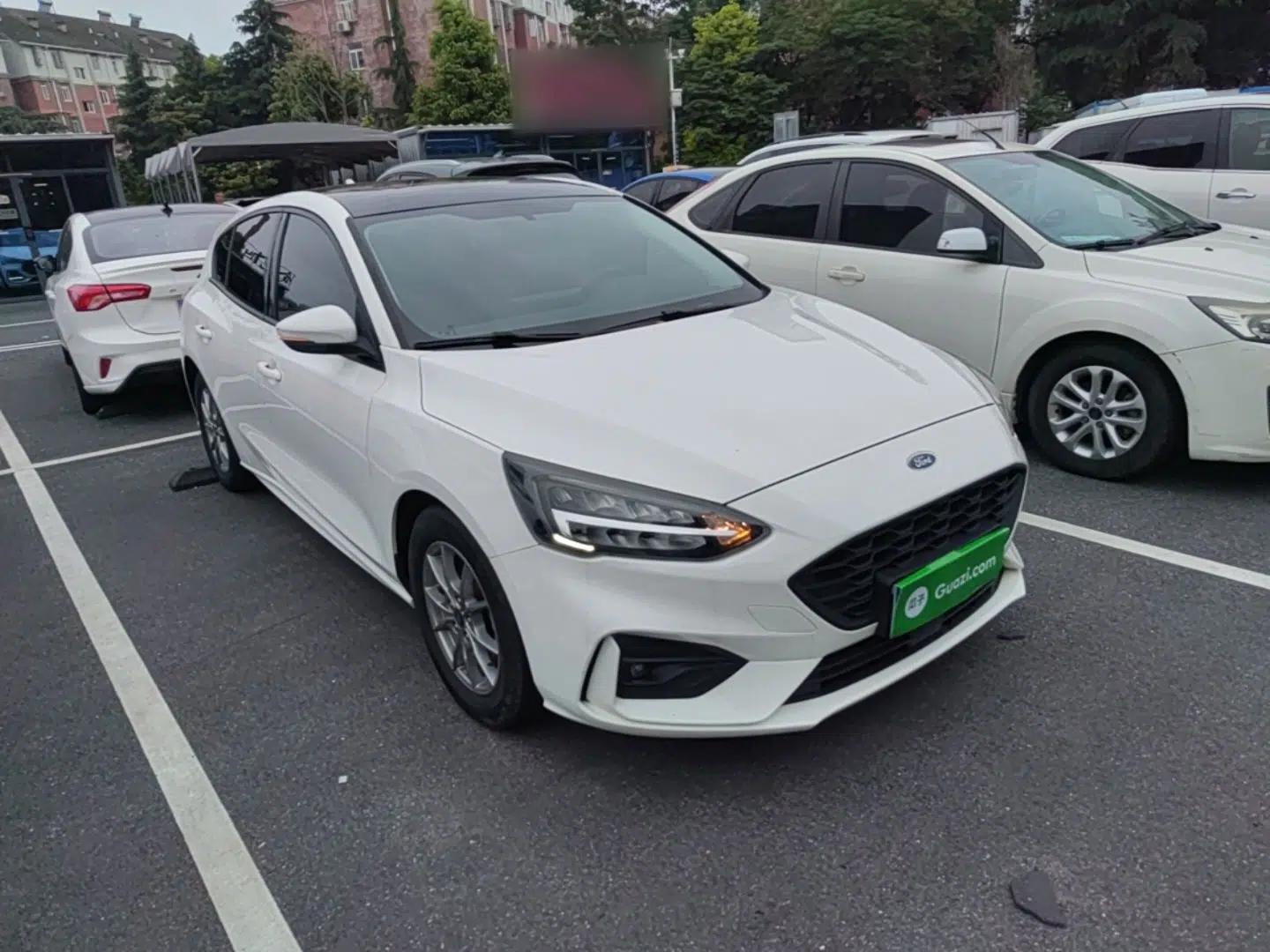 Used Ford Focus 2021 Hatchback EcoBoost 180 Automatic Titanium Edition — миниатюра 3