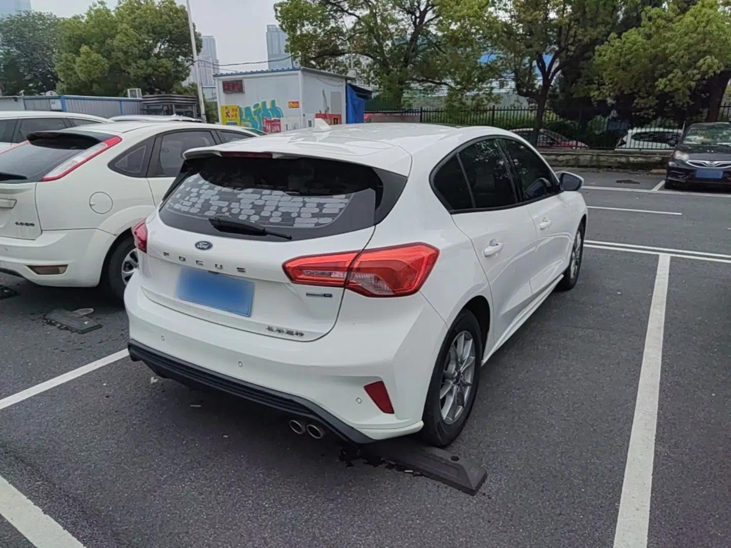 Used Ford Focus 2021 Hatchback EcoBoost 180 Automatic Titanium Edition — миниатюра 6