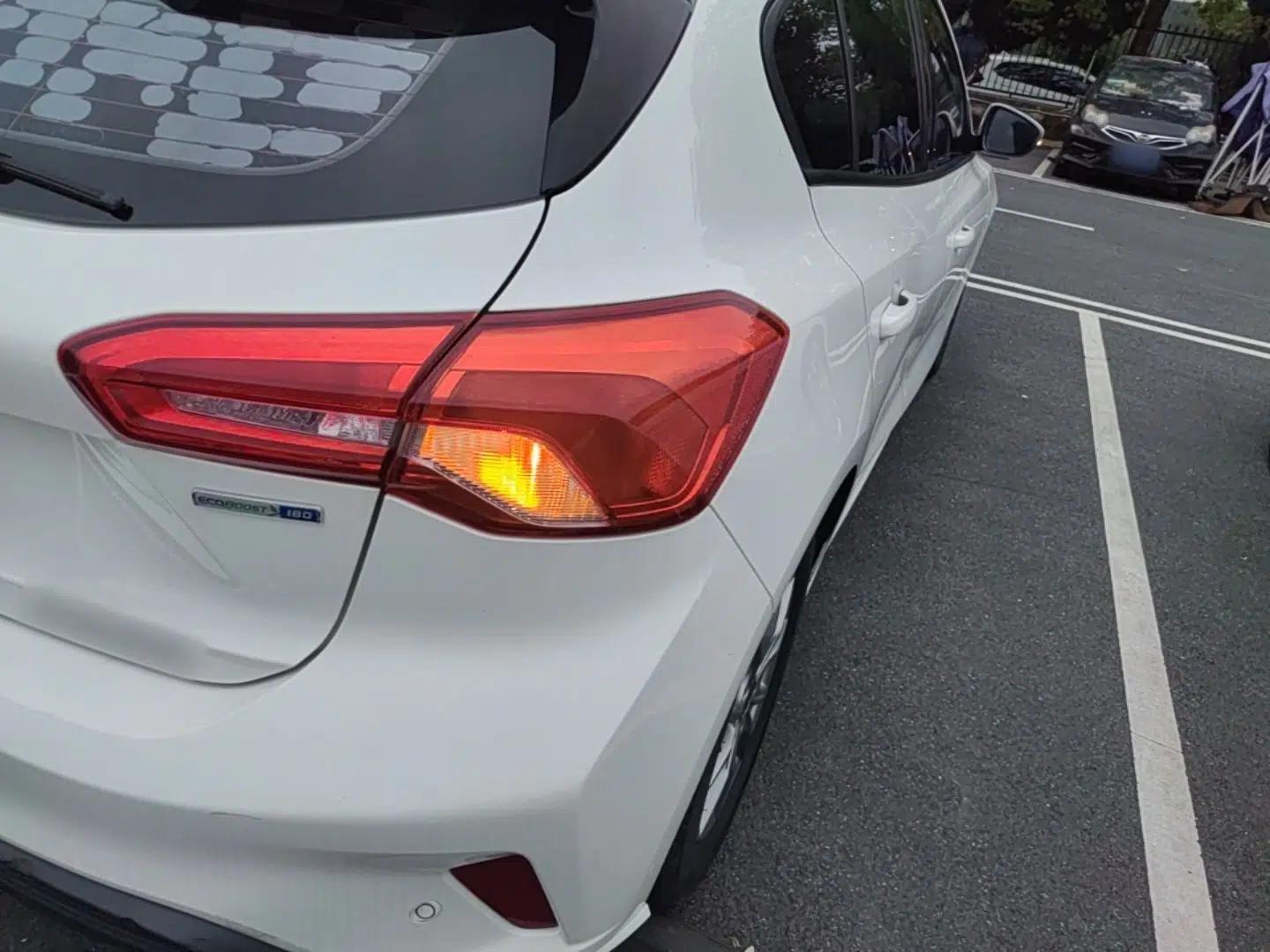 Used Ford Focus 2021 Hatchback EcoBoost 180 Automatic Titanium Edition — миниатюра 9