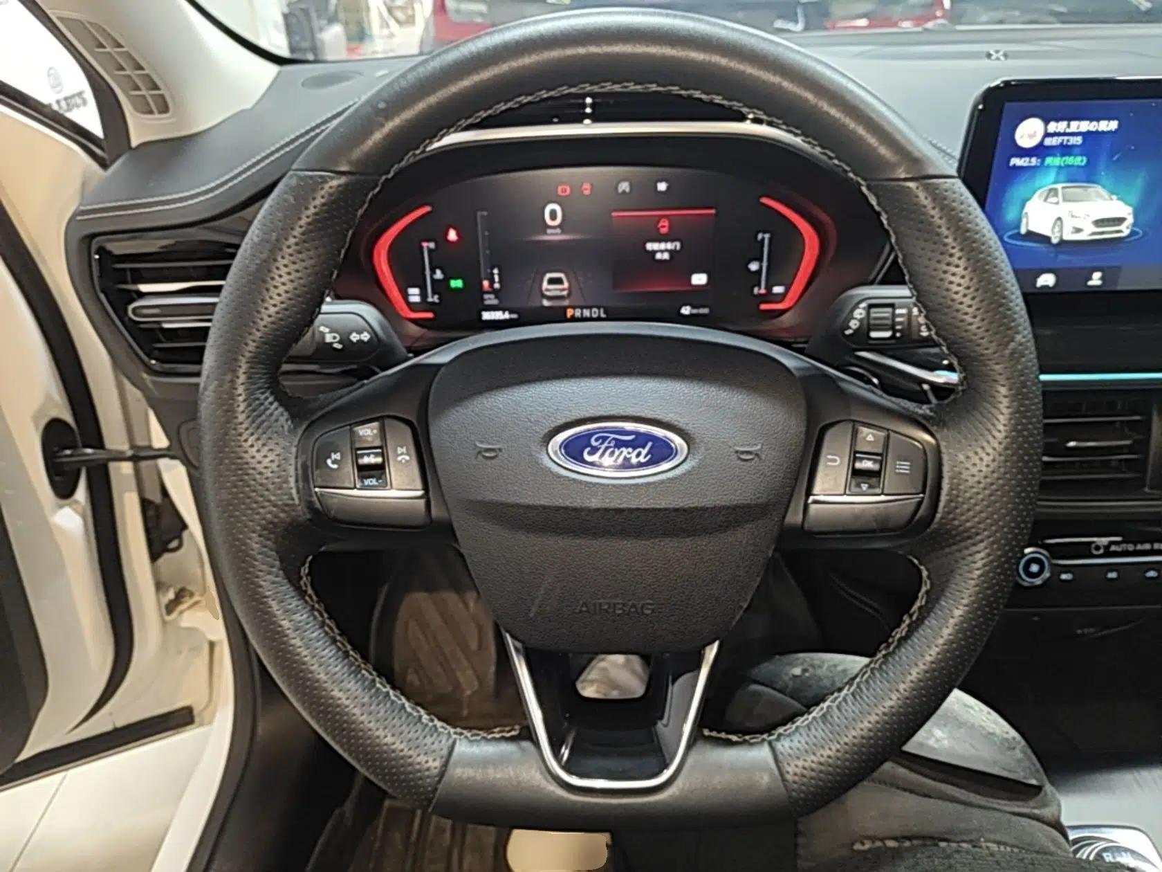 Used Ford Focus 2021 Hatchback EcoBoost 180 Automatic Titanium Edition — миниатюра 13