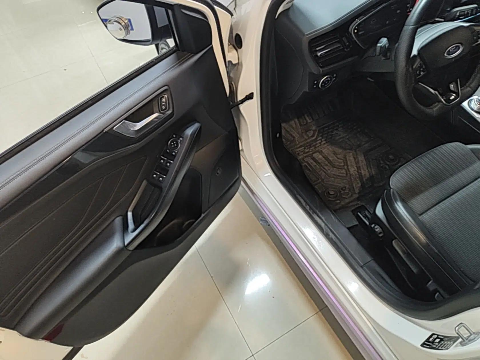 Used Ford Focus 2021 Hatchback EcoBoost 180 Automatic Titanium Edition — миниатюра 18