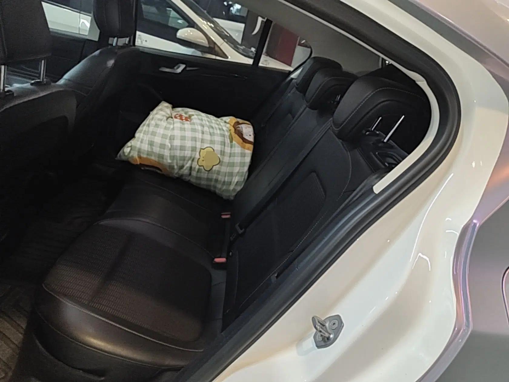 Used Ford Focus 2021 Hatchback EcoBoost 180 Automatic Titanium Edition — миниатюра 20