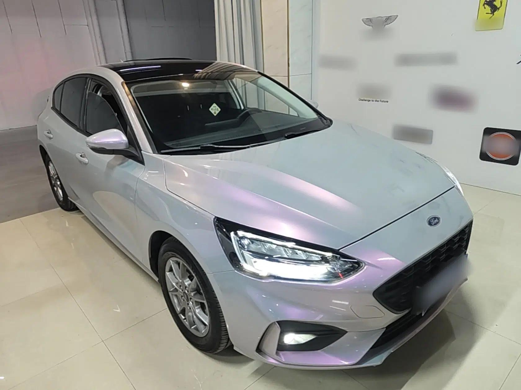 Used Ford Focus 2021 Hatchback EcoBoost 180 Automatic Titanium Edition — миниатюра 3