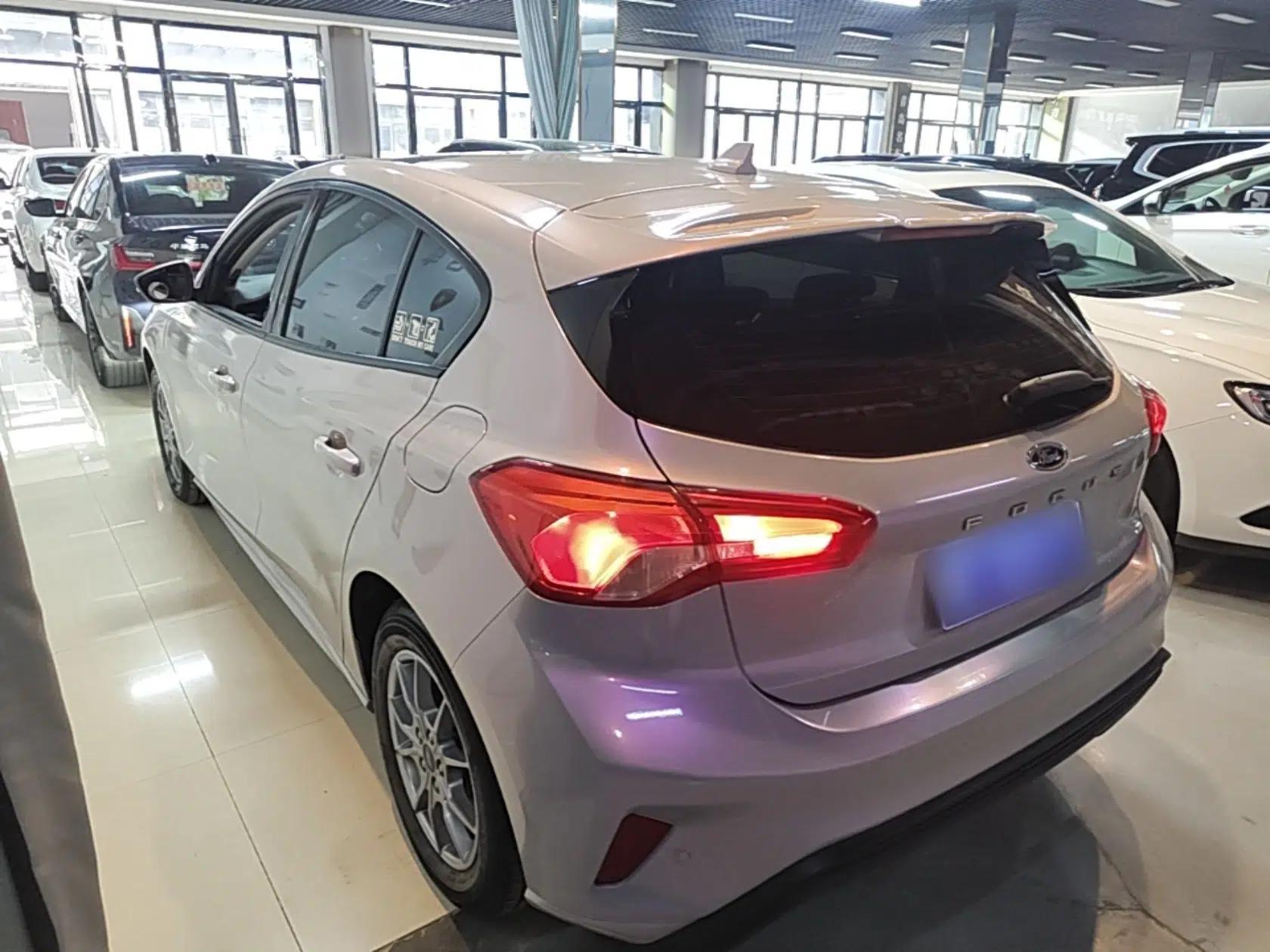 Used Ford Focus 2021 Hatchback EcoBoost 180 Automatic Titanium Edition — миниатюра 4