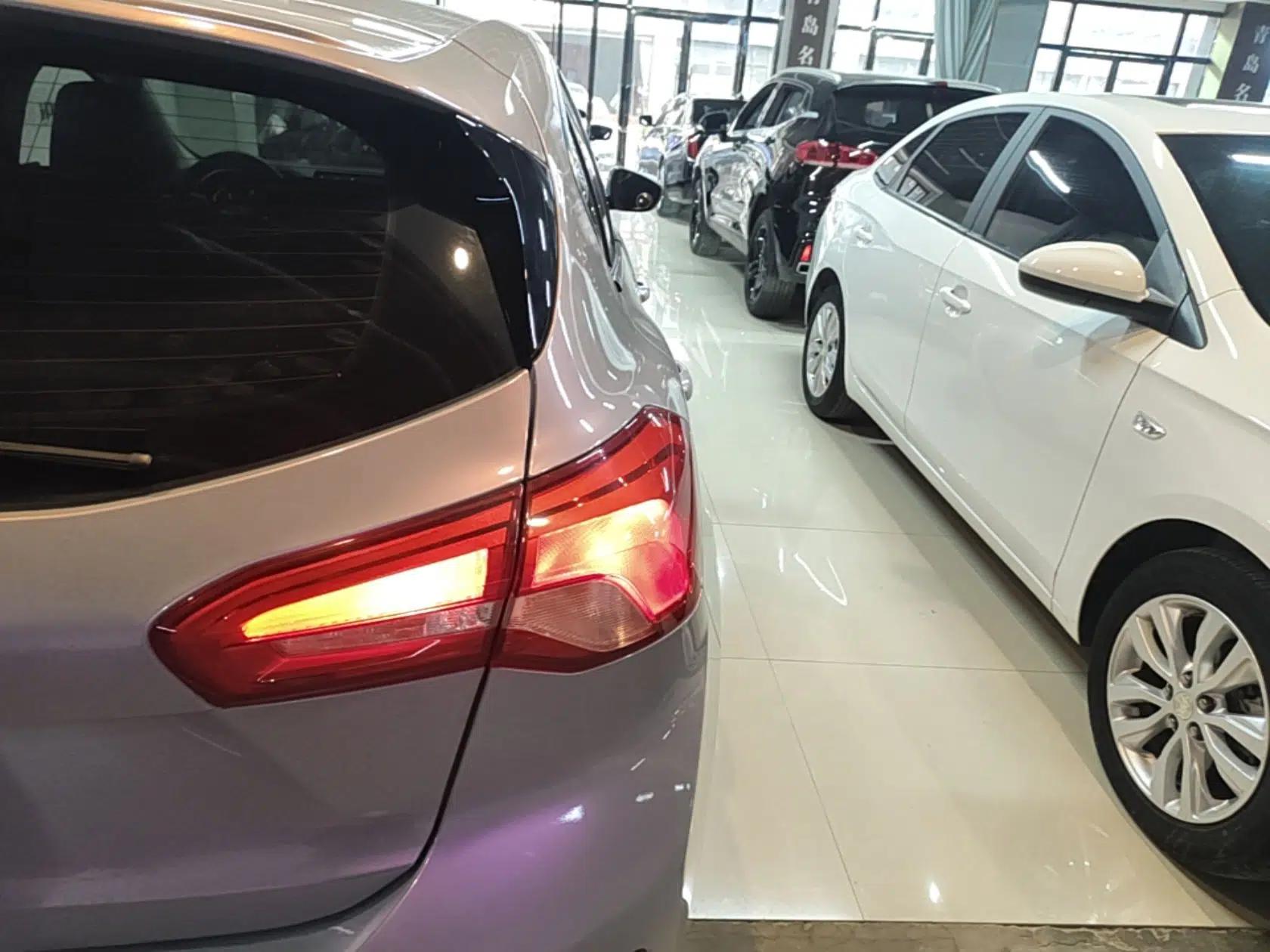 Used Ford Focus 2021 Hatchback EcoBoost 180 Automatic Titanium Edition — миниатюра 9