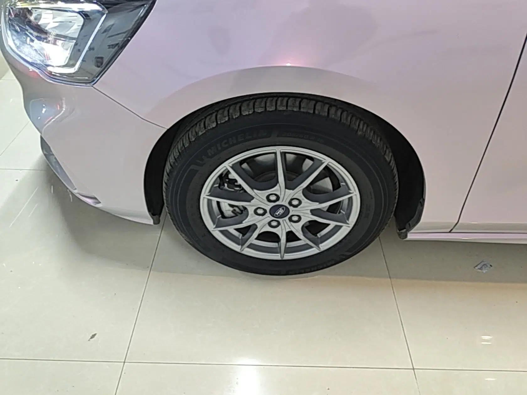 Used Ford Focus 2021 Hatchback EcoBoost 180 Automatic Titanium Edition — миниатюра 10