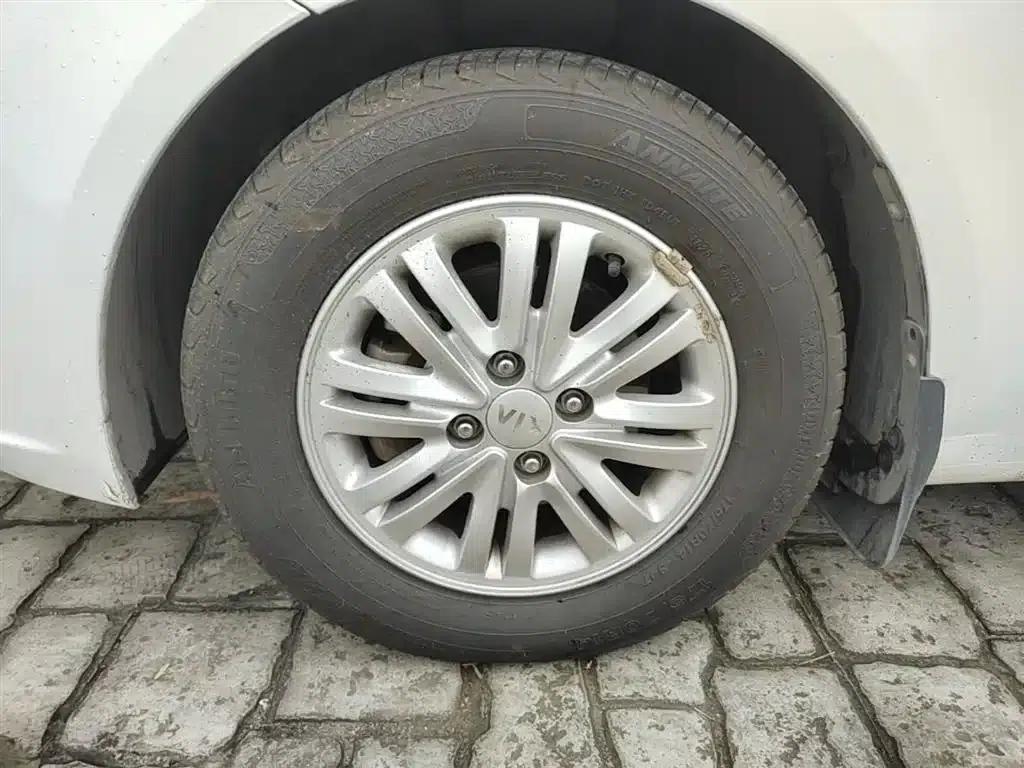 Kia K2 2012 Hatchback 1.4L AT Cool Commemorative Edition — миниатюра 23