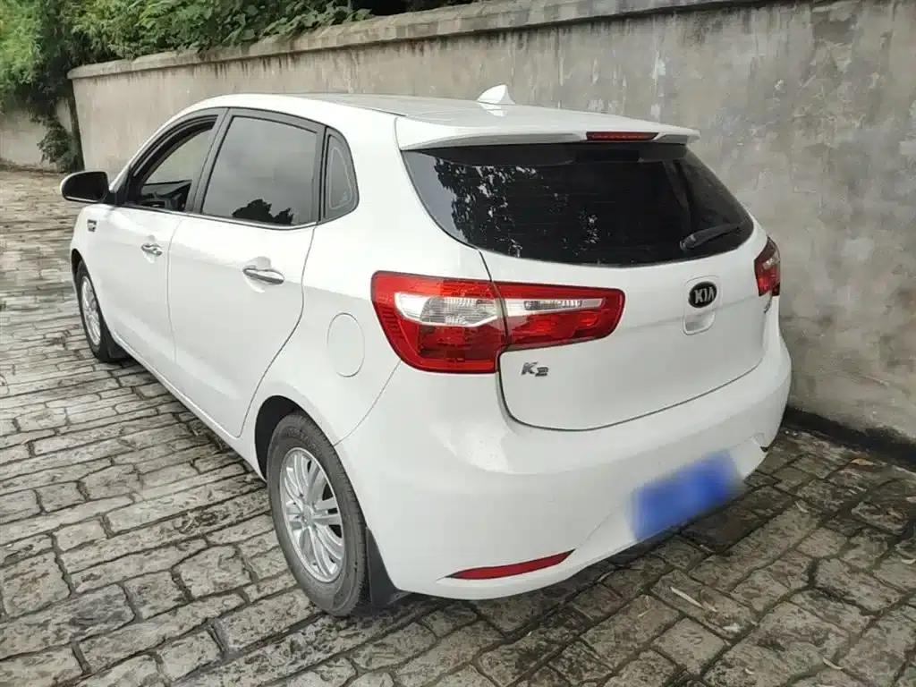Kia K2 2012 Hatchback 1.4L AT Cool Commemorative Edition — миниатюра 5