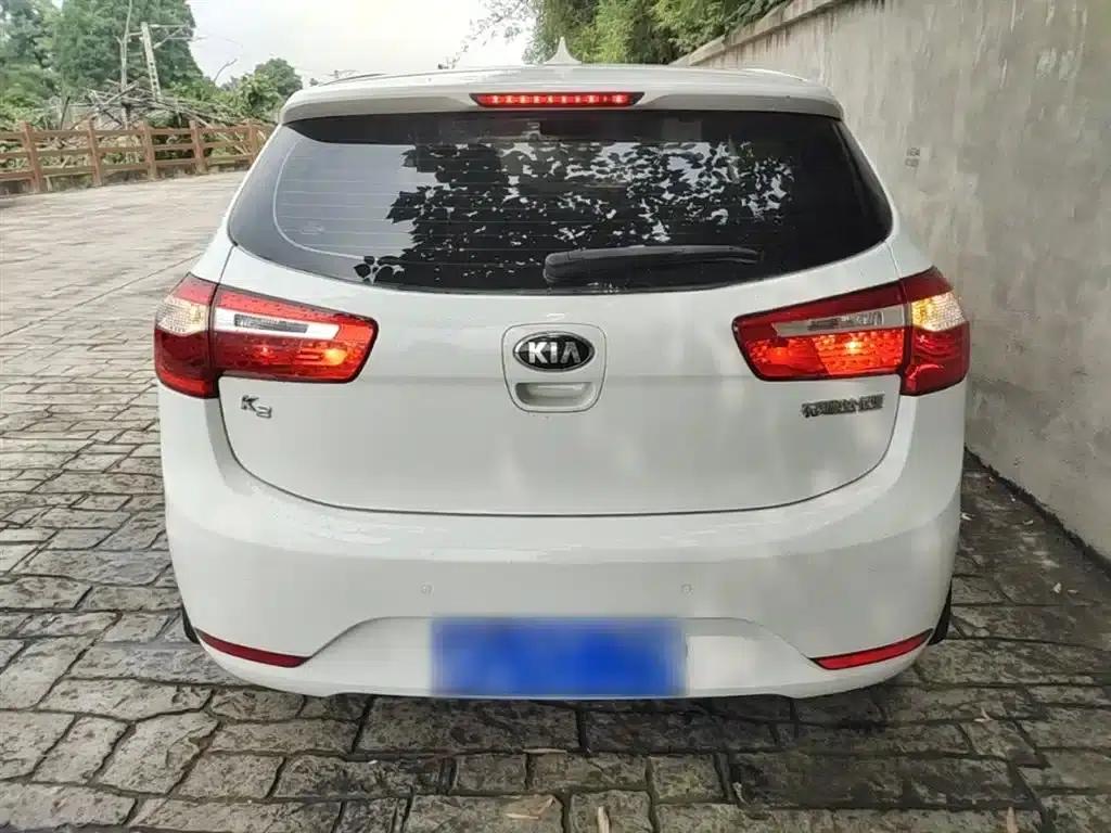 Kia K2 2012 Hatchback 1.4L AT Cool Commemorative Edition — миниатюра 6