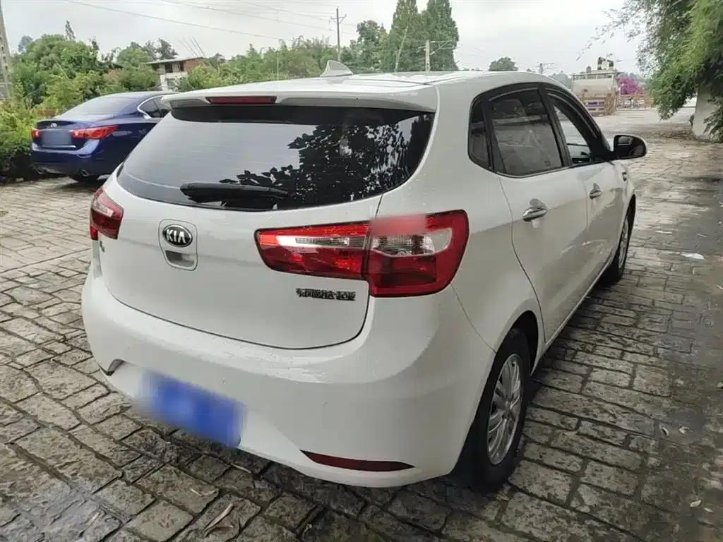 Kia K2 2012 Hatchback 1.4L AT Cool Commemorative Edition — миниатюра 7