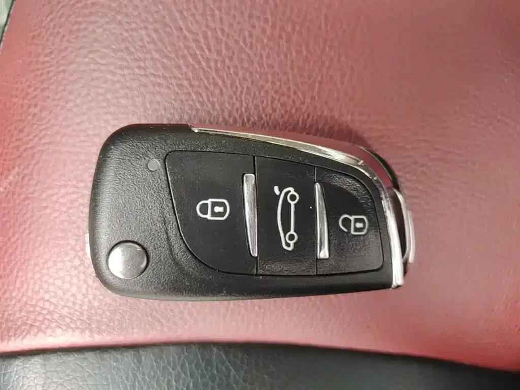 Kia K2 2012 Hatchback 1.4L AT Cool Commemorative Edition — миниатюра 9