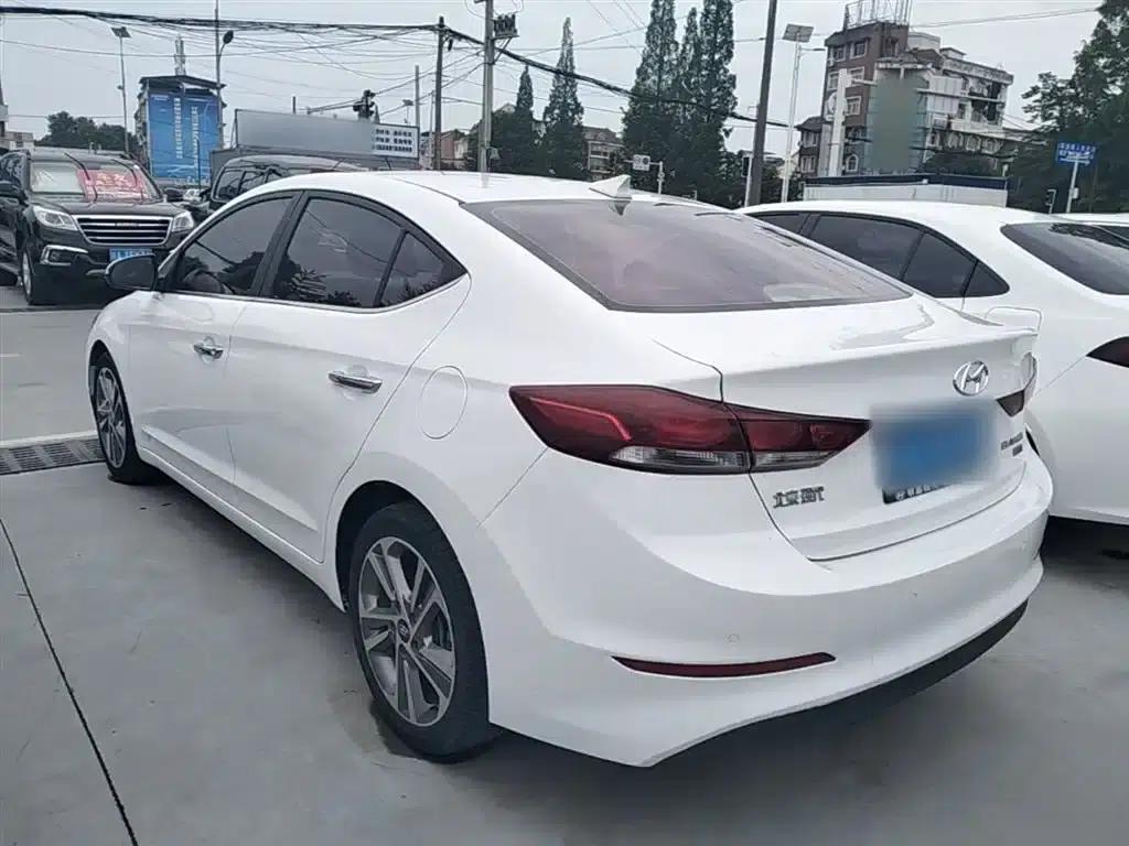 Hyundai Elantra 2016 1.6L Automatic Smart Elite Edition — миниатюра 5