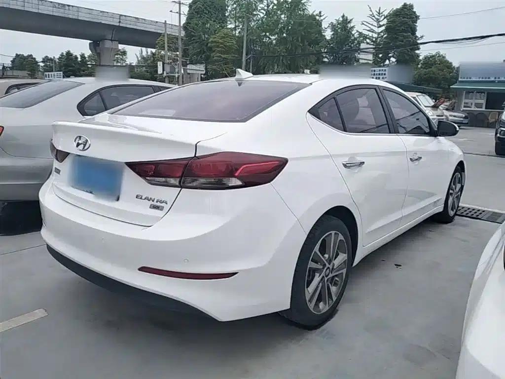 Hyundai Elantra 2016 1.6L Automatic Smart Elite Edition — миниатюра 7