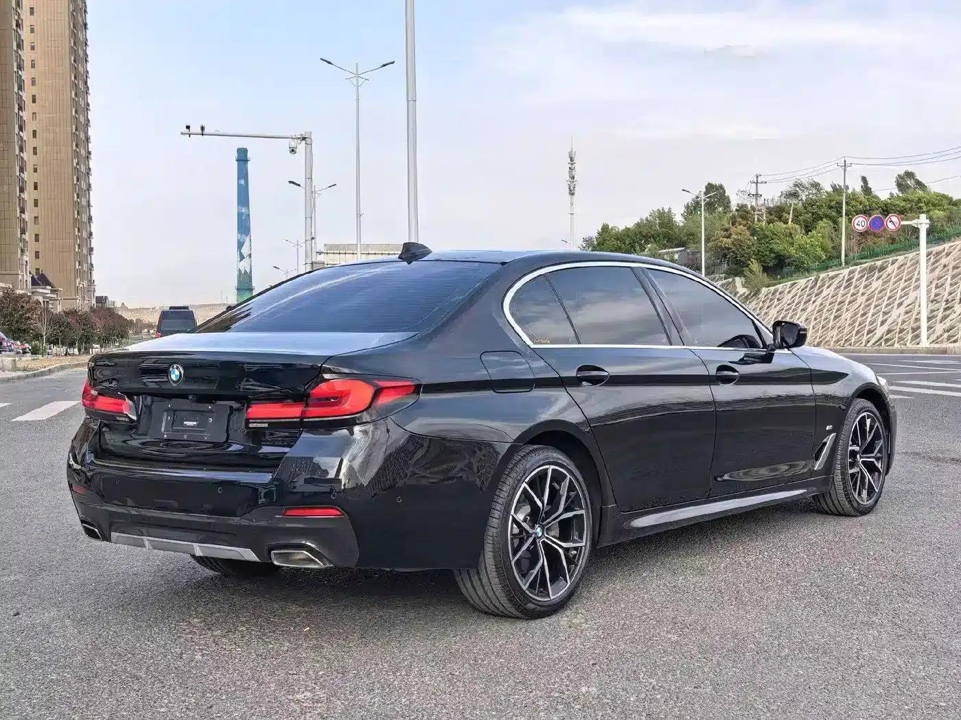 2022 BMW 5 Series 530Li Luxury M Sport Package — миниатюра 6