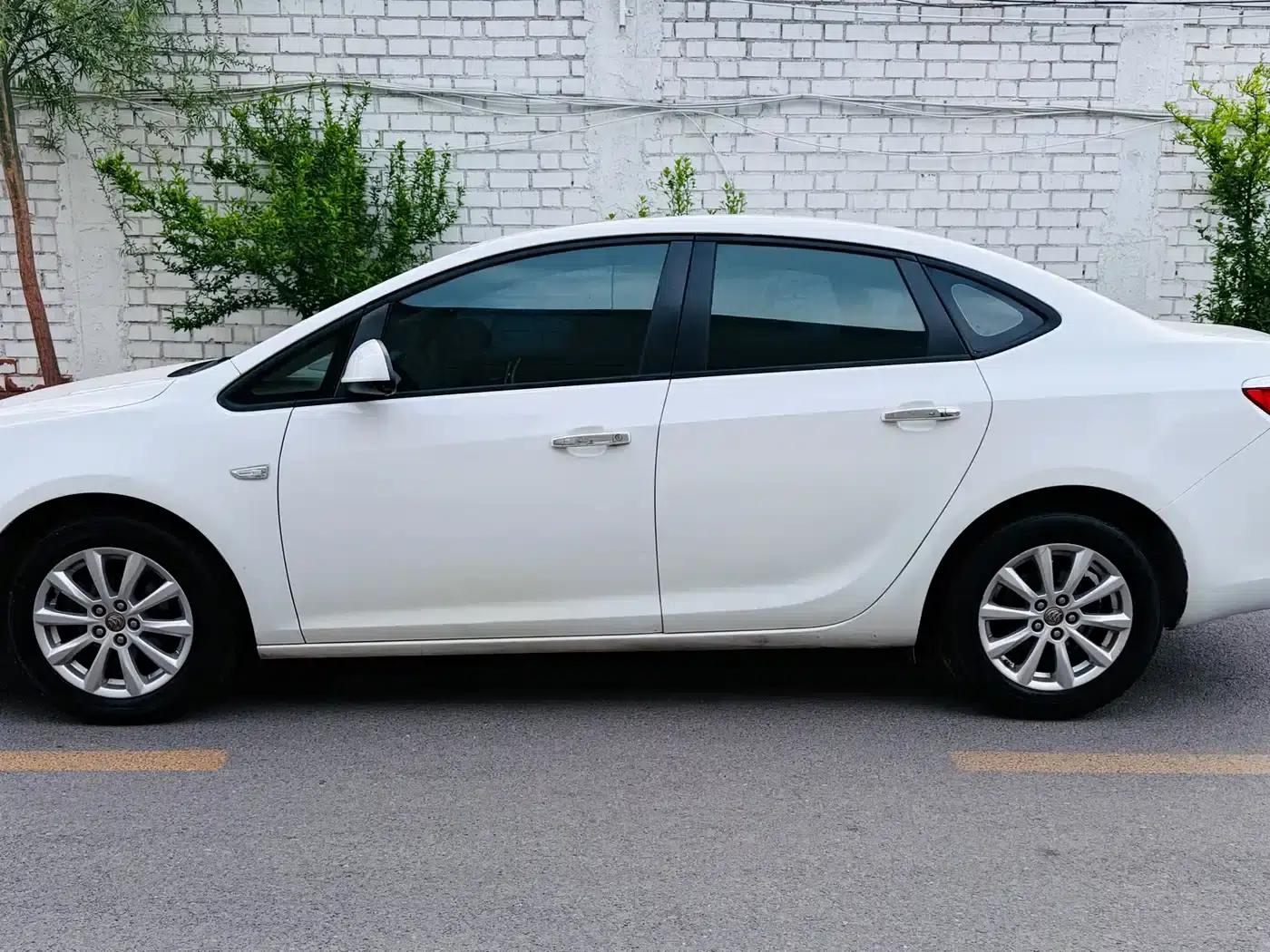 Buick Excelle GT 1.6L Manual Entry-Level Edition (2013) — миниатюра 3