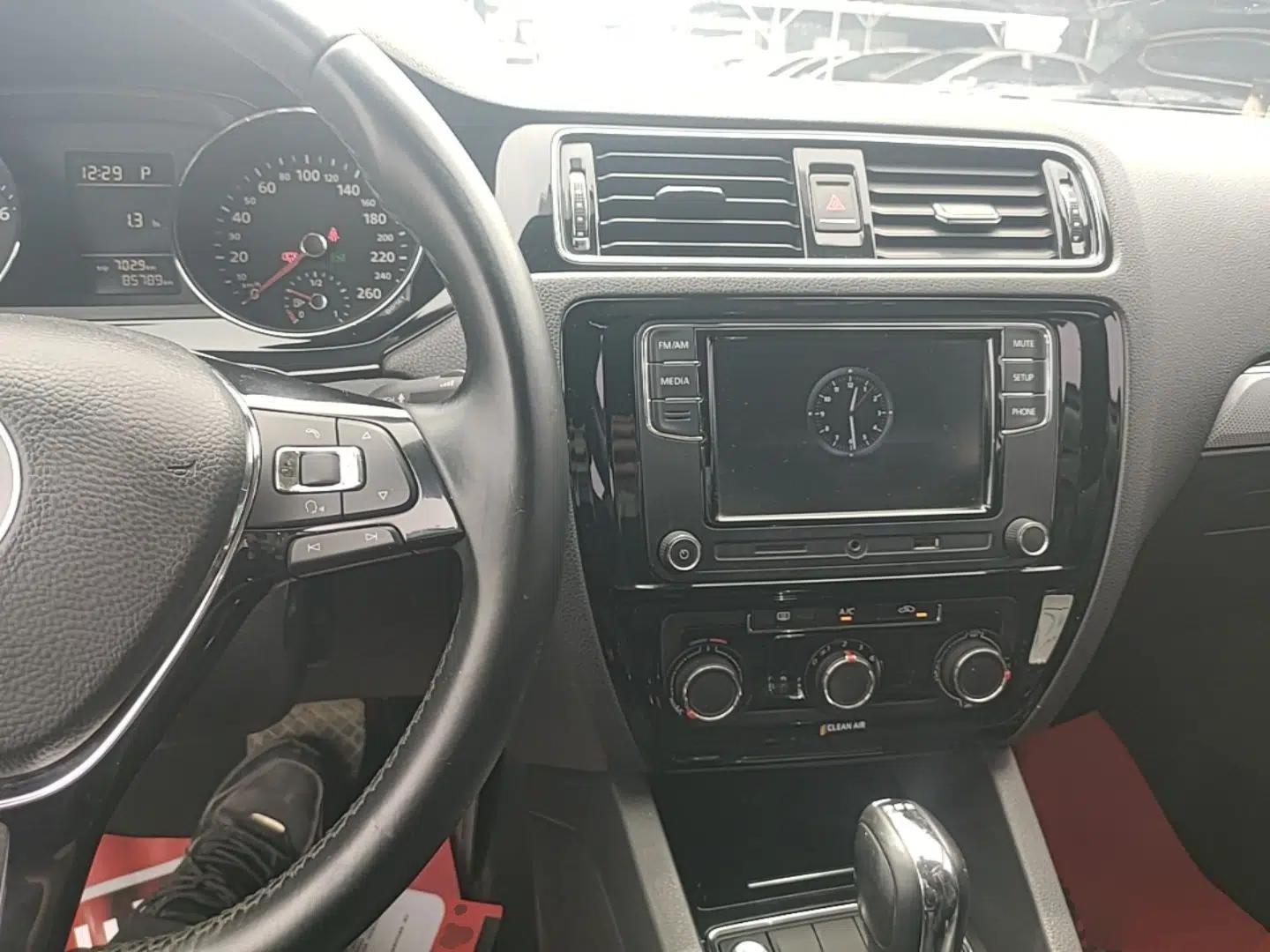 Used Volkswagen Sagitar 2017 230TSI Automatic Comfort Version — миниатюра 17