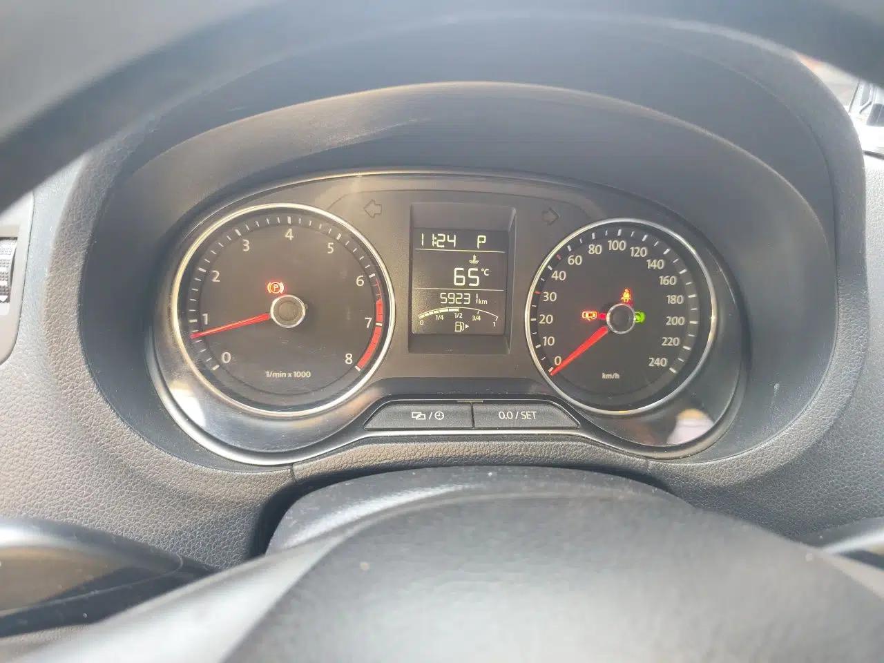 Used Volkswagen Polo 2014 1.6L Automatic Comfort Edition — миниатюра 11