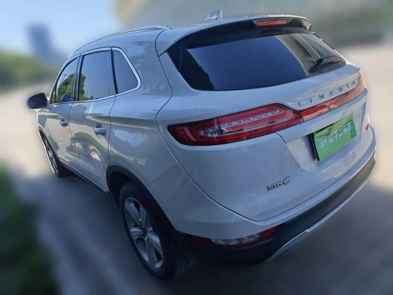 Used Lincoln MKC 2017 2.0T Two-Wheel Drive Deluxe Edition — миниатюра 4