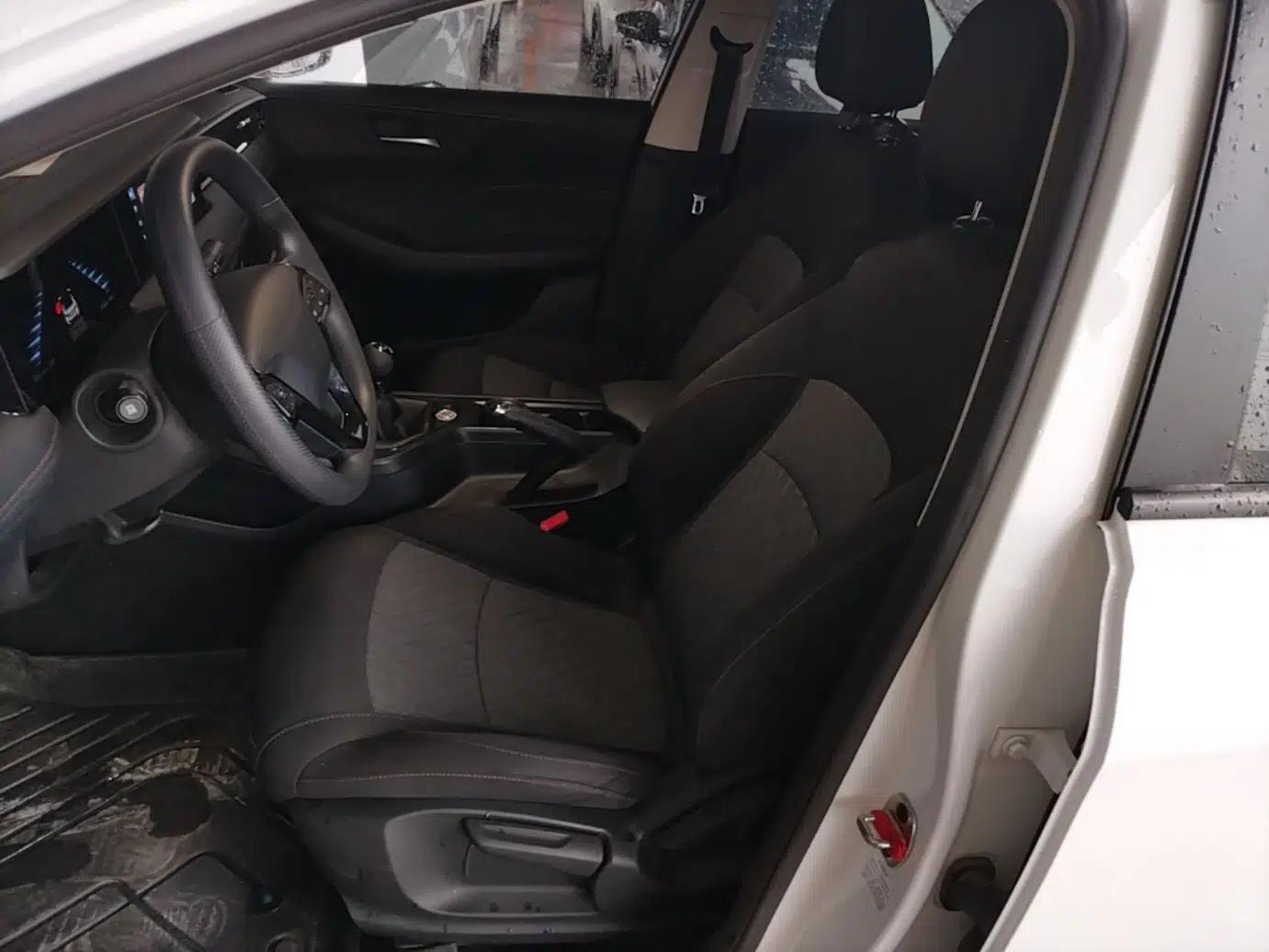 Used Roewe i5 2023 1.5L Manual Comfort Edition — миниатюра 17
