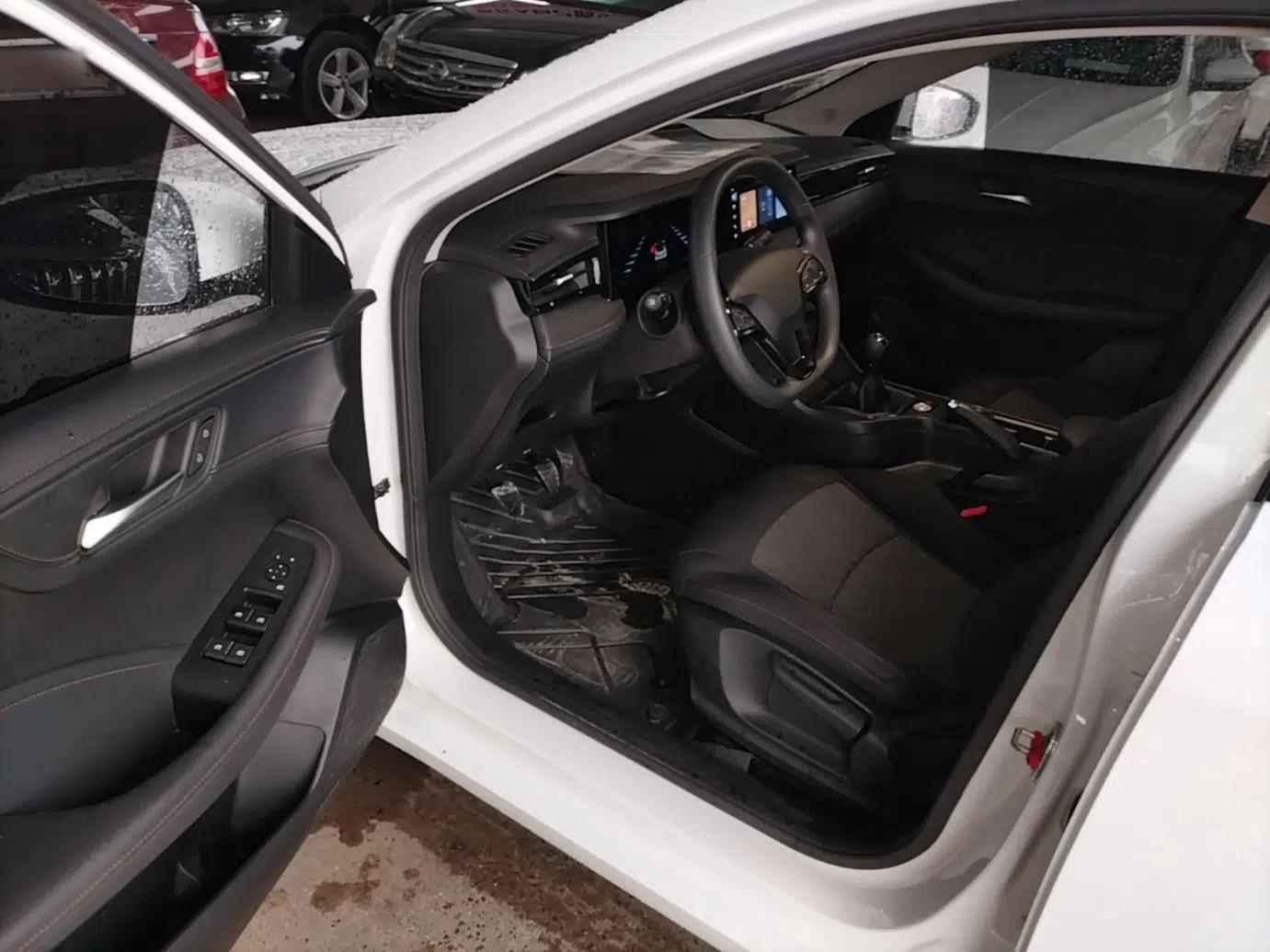 Used Roewe i5 2023 1.5L Manual Comfort Edition — миниатюра 18