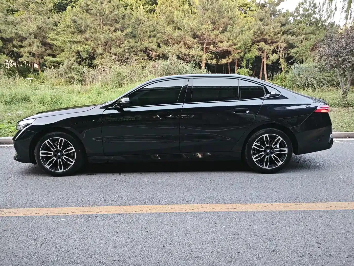 2026 BMW 5 Series 525Li M Sport Package — миниатюра 4