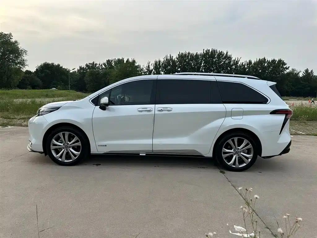 2023 Sienna 2.5L Hybrid Platinum Edition — миниатюра 7