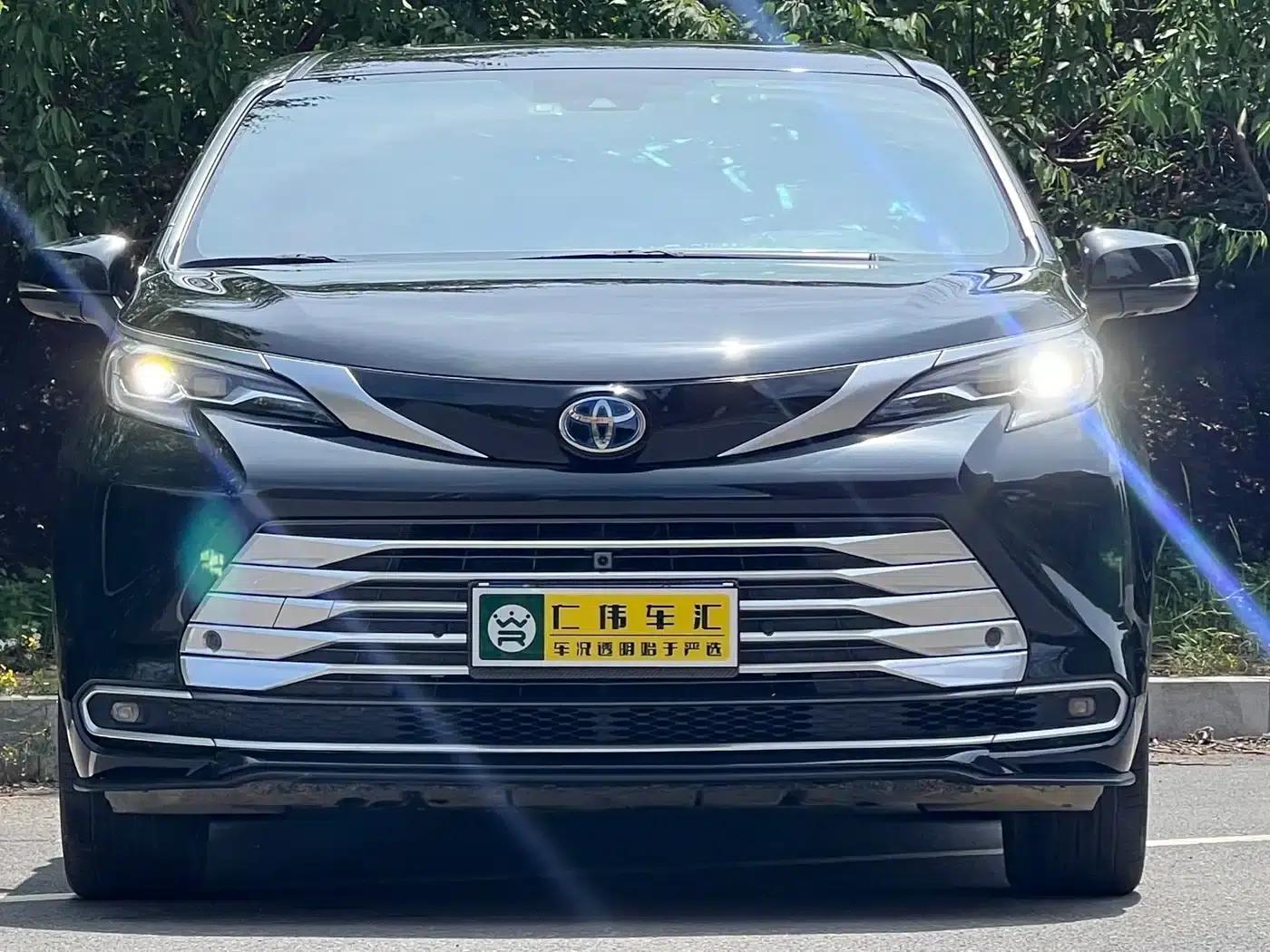 2023 Sienna 2.5L Hybrid Platinum Edition — миниатюра 2