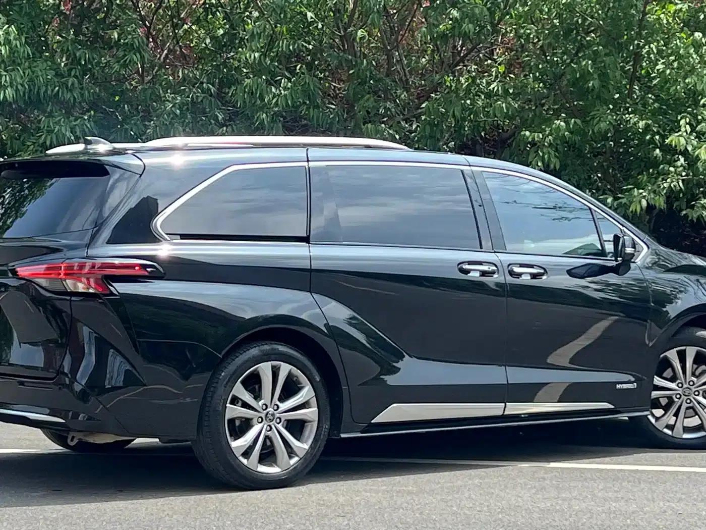 2023 Sienna 2.5L Hybrid Platinum Edition — миниатюра 4