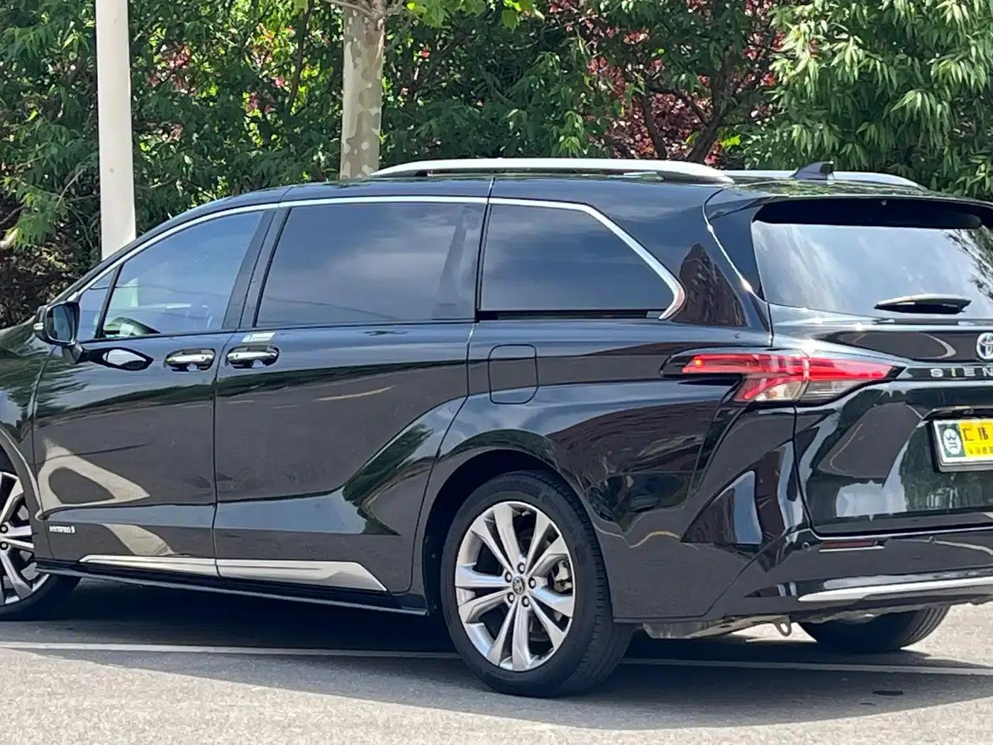 2023 Sienna 2.5L Hybrid Platinum Edition — миниатюра 6