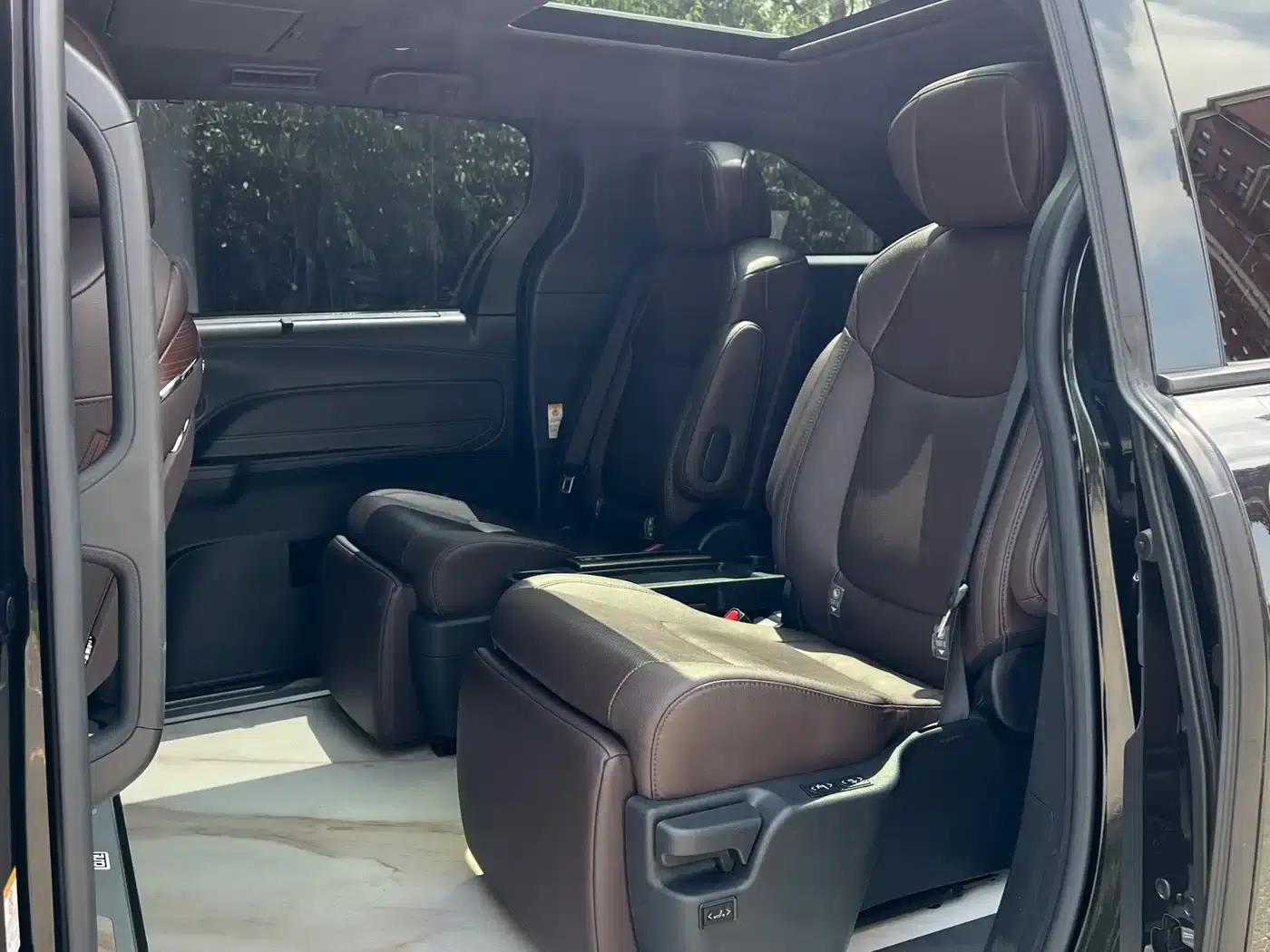 2023 Sienna 2.5L Hybrid Platinum Edition — миниатюра 8