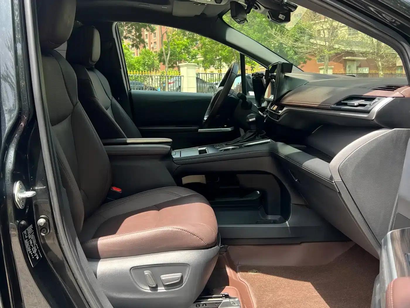 2023 Sienna 2.5L Hybrid Platinum Edition — миниатюра 9