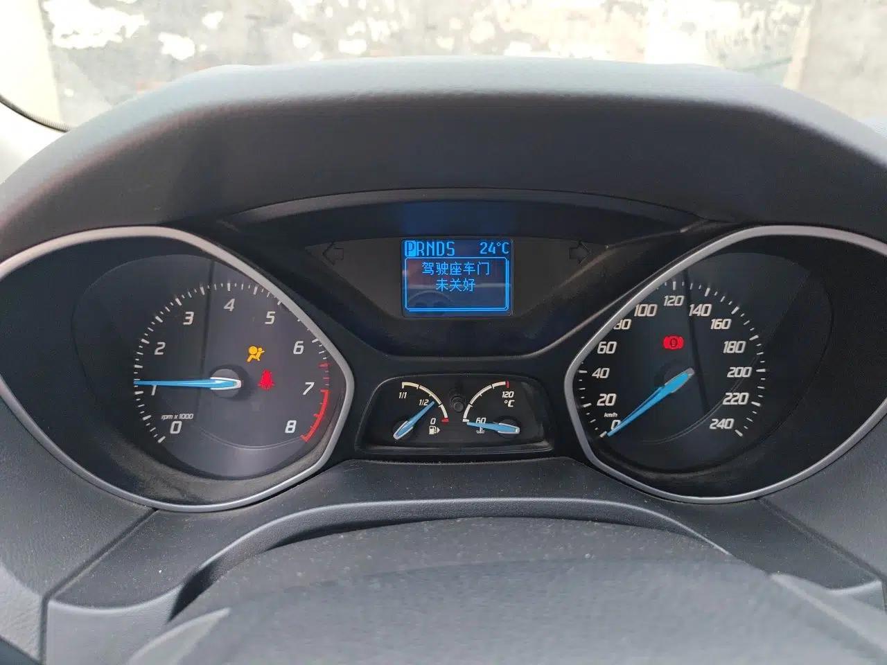 Used Ford Focus 2012 Hatchback 1.6L Automatic Comfort Model — миниатюра 11
