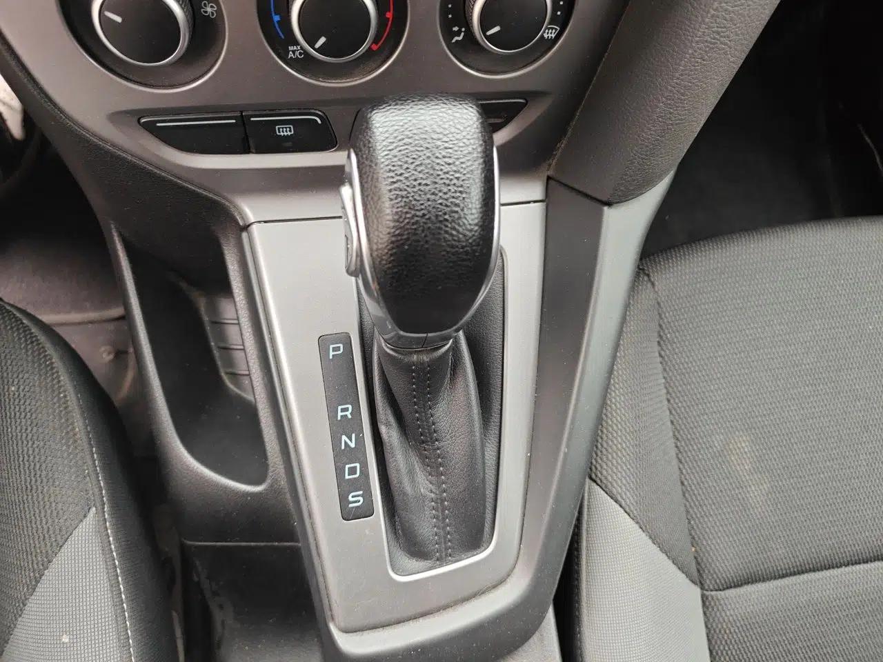Used Ford Focus 2012 Hatchback 1.6L Automatic Comfort Model — миниатюра 14