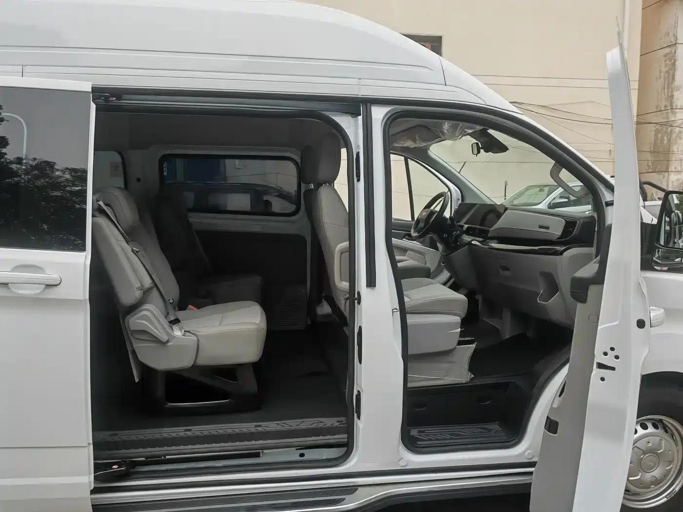 Ford Transit 2023 2.0T Diesel Automatic Commercial Vehicle, Mid-Wheelbase, Mid-Roof, 7/8/9 Seats — миниатюра 12