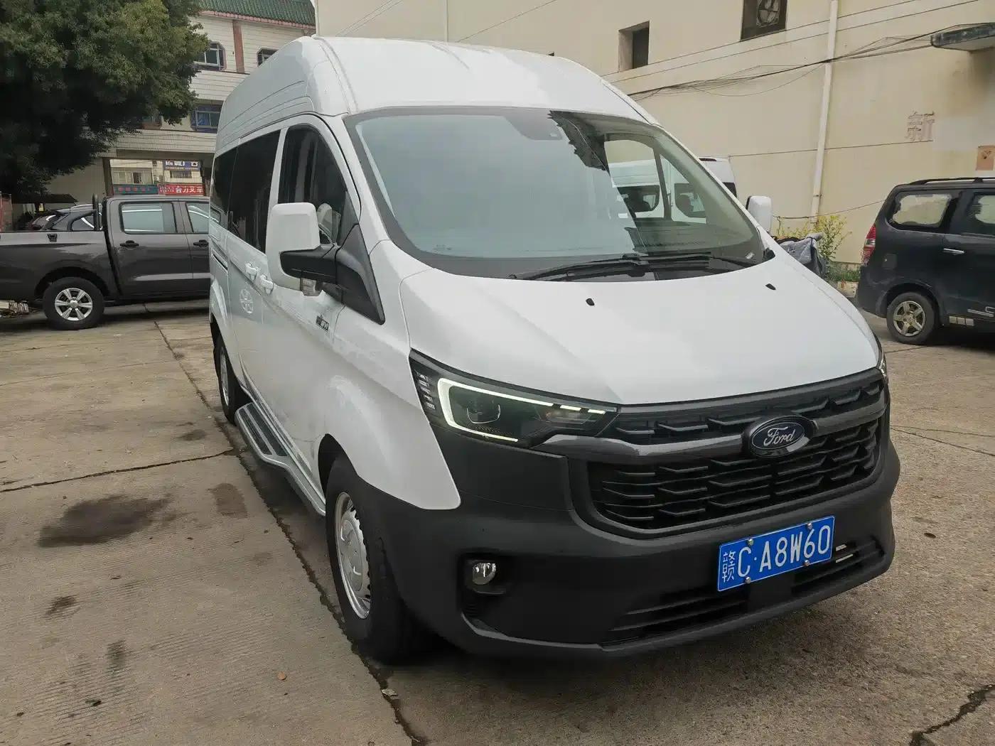 Ford Transit 2023 2.0T Diesel Automatic Commercial Vehicle, Mid-Wheelbase, Mid-Roof, 7/8/9 Seats — миниатюра 3